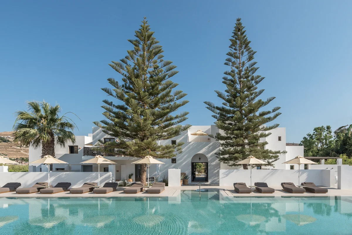 L'hôtel Parīlio déploie ses volumes blancs autour d’une piscine centrale, au cœur du paysage minéral de Paros.