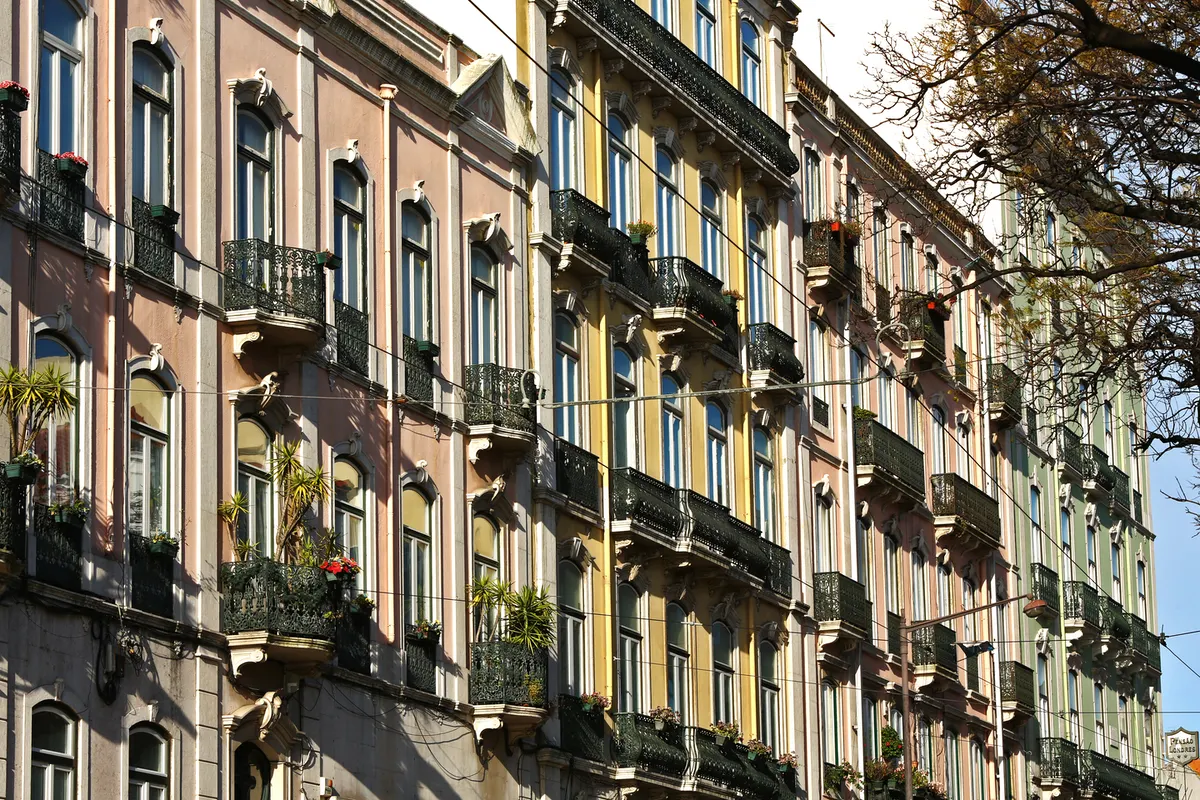 À quelques minutes de Bairro Alto, Príncipe Real mêle façades historiques, jardins, boutiques et bonnes tables au cœur de Lisbonne.